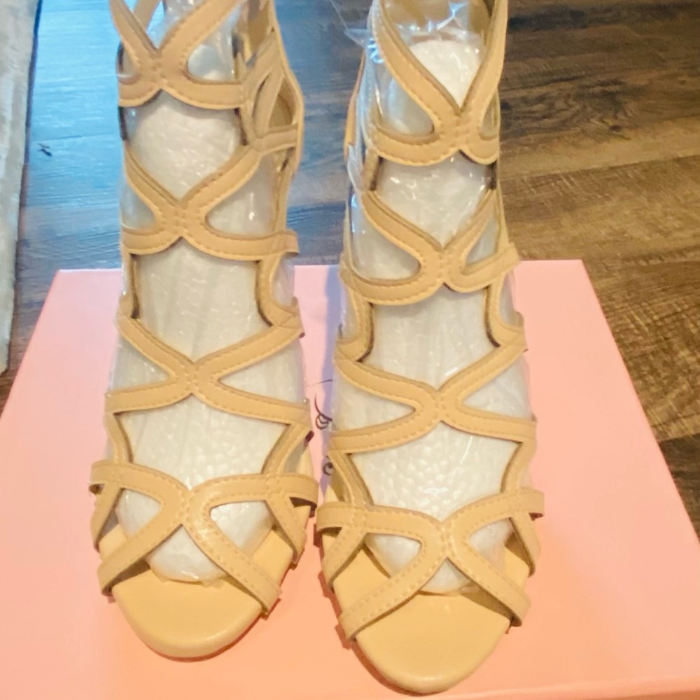 LizForm Crisscross Platform Sandal BRAND NEW NW